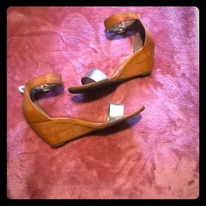 Adorable brown and gold Sam & Libby wedged size 9